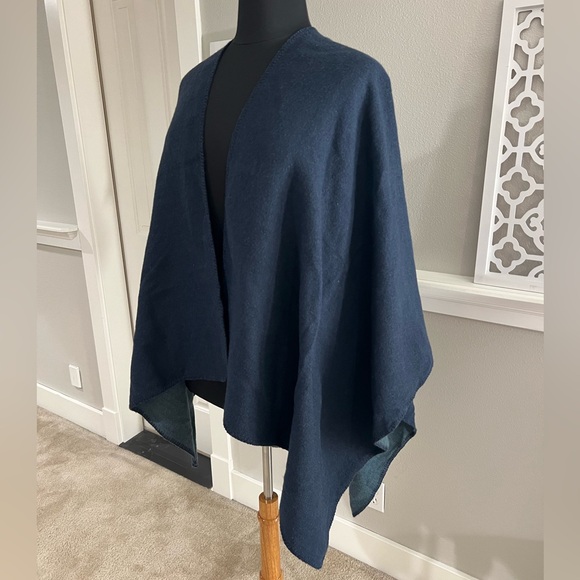 Blue Cape - Picture 3 of 7